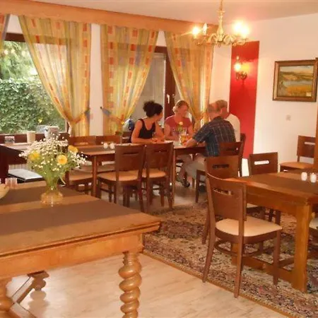 Hotel-pension Am Wäldchenborn 3*